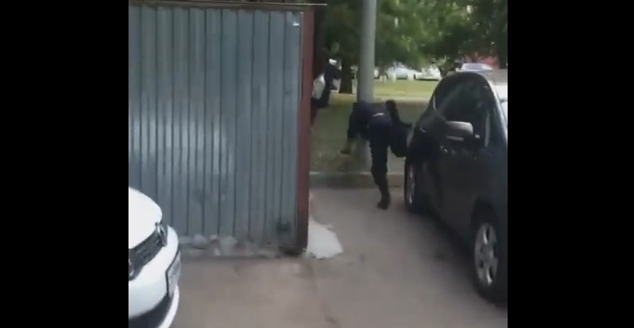 Полицейский влетел головой в столб во время погони за наркозакладчиком – видео
