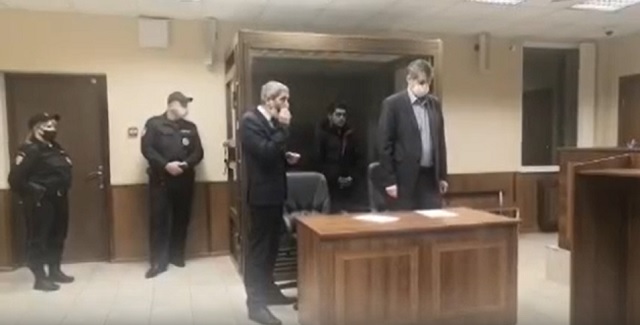 Суд арестовал подозреваемых в нападении на отца с ребенком в Новой Москве – видео