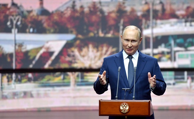 Путин поручил правительству повысить денежное довольствие военных и силовиков