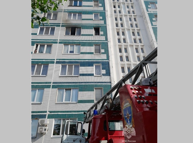 МЧС: в Камских Полянах пожарные спасли мужчину из горящей квартиры в многоэтажке
