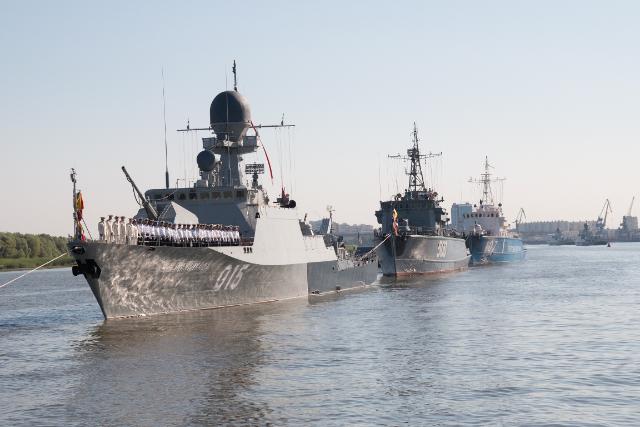Корабли Каспийской флотилии прошли по Керченскому проливу в Черное море