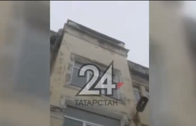 Прокуратура проверяет информацию об обрушении части фасада здания в Казани