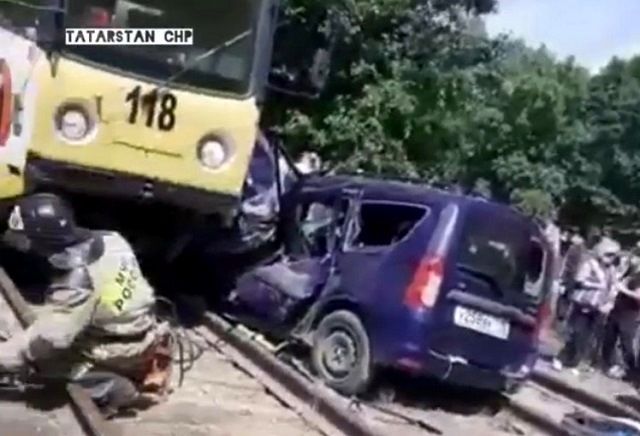 Спасателям Нижнекамска пришлось извлекать залетевшую под трамвай «Ладу» - видео