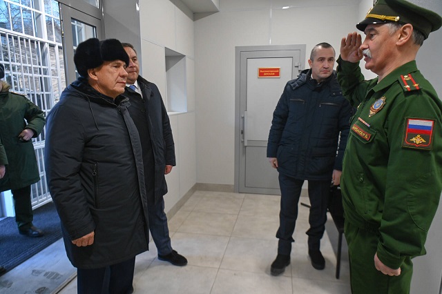 Минниханов осмотрел отремонтированное здание военкомата Высокогорского района РТ