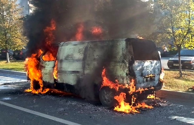 Очевидцы сняли на видео охваченный пламенем микроавтобус в Челнах