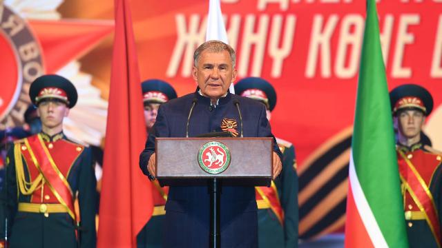 Рустам Минниханов поздравил ветеранов и жителей республики с Днём Победы