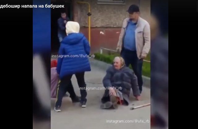 Видео: в Башкирии пьяный дебошир напал на беседовавших у подъезда бабушек