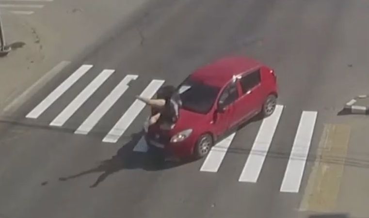 Наглая автоледи на иномарке сбила пожилую даму на «зебре» - видео