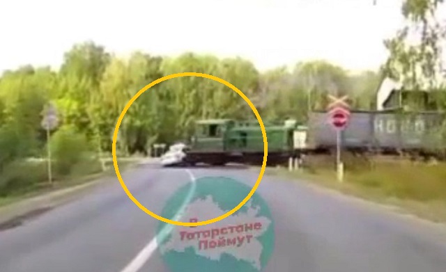 В Татарстане поезд снес пытавшегося проскочить перед ним таксиста — видео