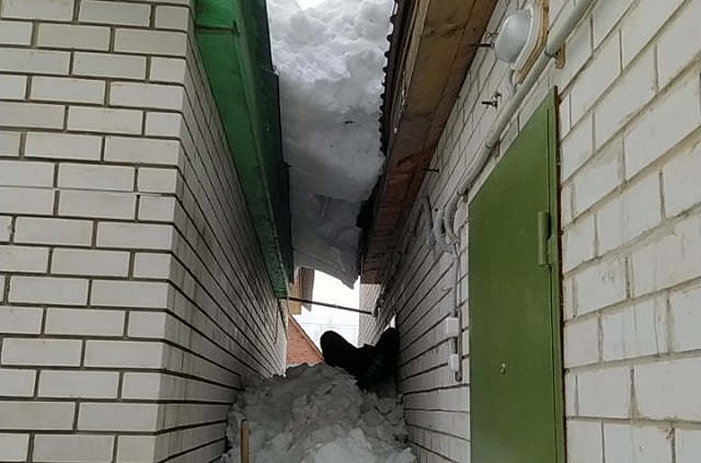 В Татарстане рухнувший с крыши частного дома снег насмерть придавил мужчину