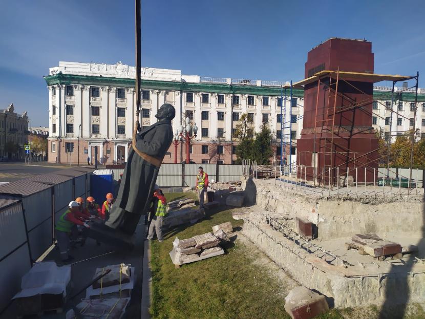 В центре Казани демонтировали памятник Ленину 