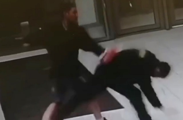 Буйный посетитель ТЦ избил охранника за отказ пропустить его с собакой - видео