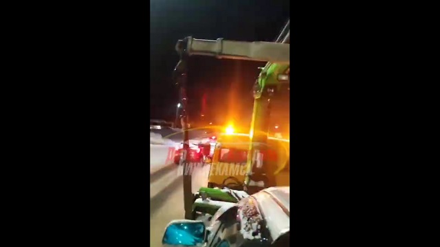 ​В Нижнекамске эвакуатор забрал машину с уснувшим в ней пассажиром — видео