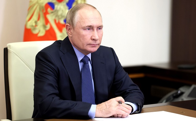 Путин поручил разработать механизм выплат компенсаций жертвам мошенников