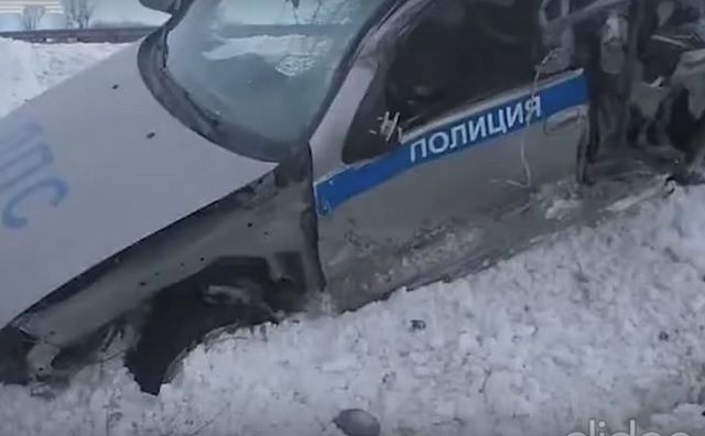 Видео: Фура на полном ходу снесла автомобиль ГИБДД