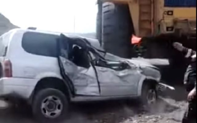 Видео: БелАЗ раздавил припарковавшийся рядом внедорожник 