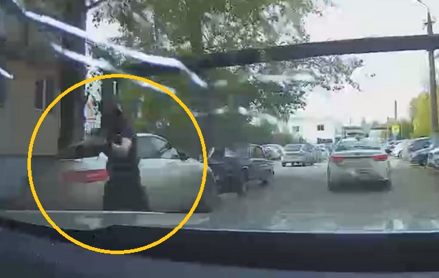 В сети появилось видео стрельбы Бекмансурова по проезжающим около вуза машинам
