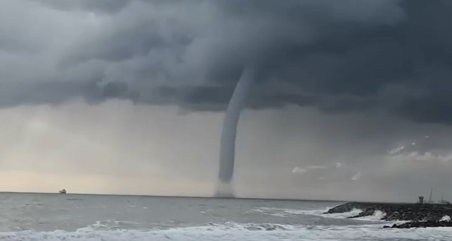 На побережье Остии в Испании очевидцы запечатлели огромный водяной смерч – видео