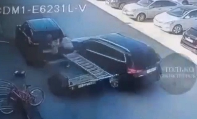 В Татарстане пьяный автохам на внедорожнике сбил мужчину с ребенком - видео