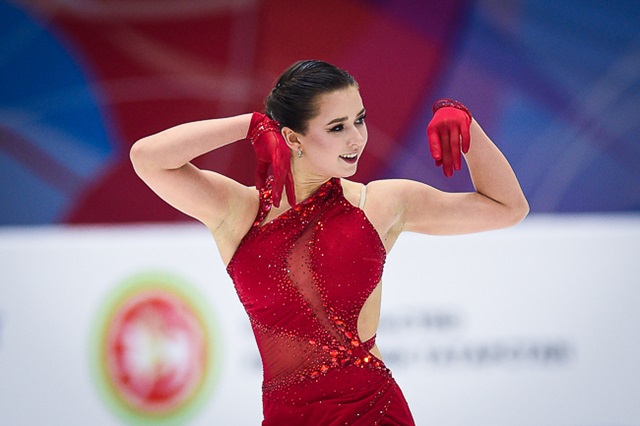 Камила Валиева победила в короткой программе на Гран-при в Казани