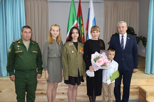 Супруге мобилизованного татарстанца вручили медаль «За заслуги перед РТ»