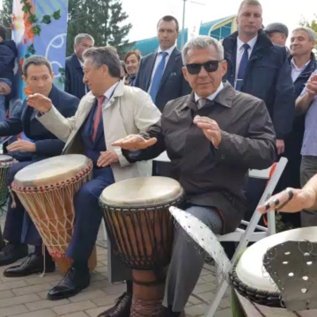 Рустам Минниханов на Дне нефтяника сыграл на африканских барабанах (ВИДЕО)