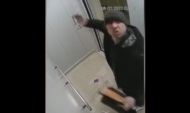 В Казани неадекват устроил поединок с лифтом из-за ссоры с возлюбленной - видео