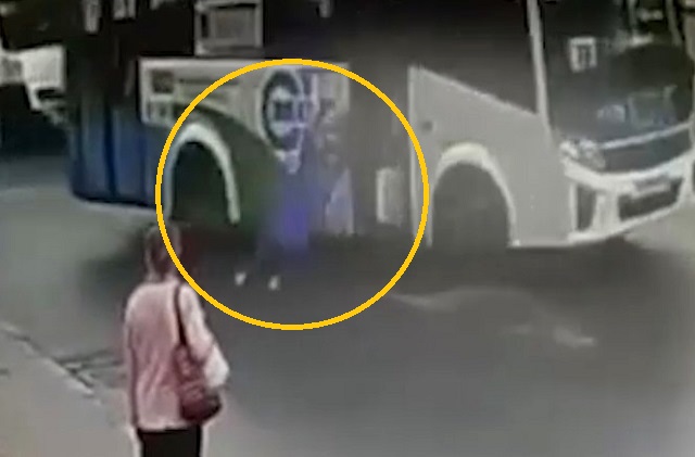 Женщина выпала из переполненного автобуса – видео