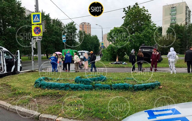В Москве вылетевший на тротуар внедорожник насмерть сбил женщину - видео