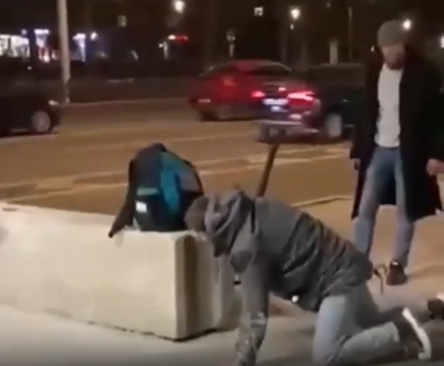 Видео: пьяный гость столицы РФ избил парня, а потом решившую помочь избитому девушку
