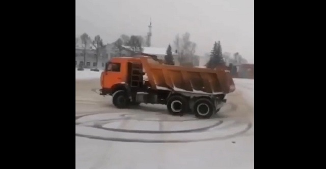 В Казани оштрафовали устроившего опасный дрифт водителя «Камаза» — видео