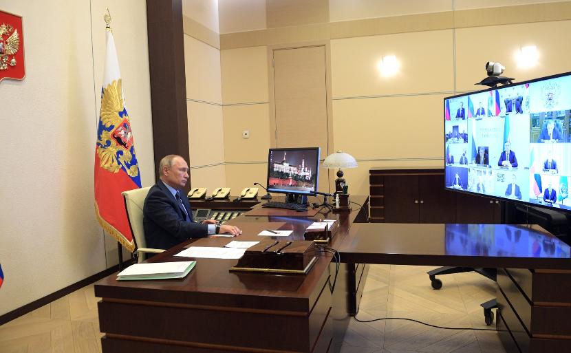 ТНВ начинает трансляцию совещания Путина по срокам снятия ограничений в России