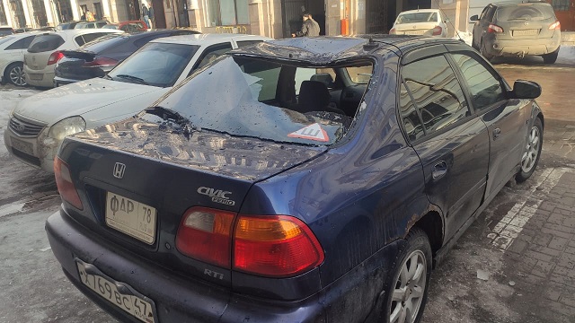 В центре Казани сорвавшаяся с крыши глыба льда пробила стекло припаркованного авто