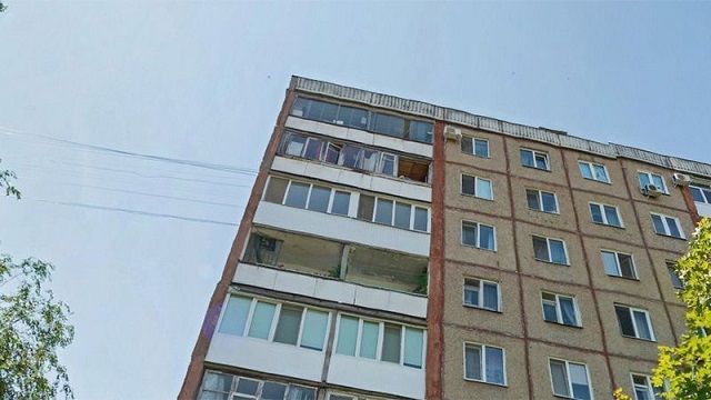 В Казани выпав из окна пятого этажа, разбился насмерть семилетний ребенок