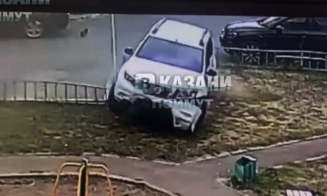 В Казани водитель внедорожника устроил погром на детской площадке – видео