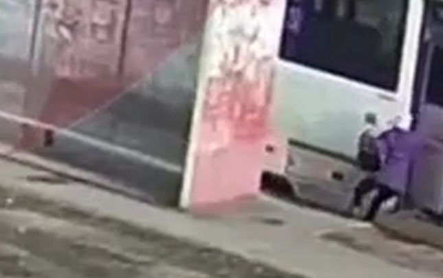 Камера наблюдения зафиксировала момент наезда автобуса на женщину в Нижнекамске