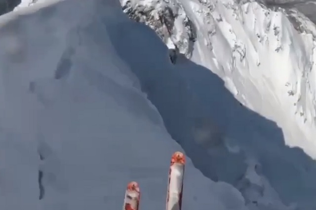 Падение горнолыжника. Лыжник–экстремал Даг Кумбс спускается с отвесной скалы.. Падение лыжниц в Сочи.