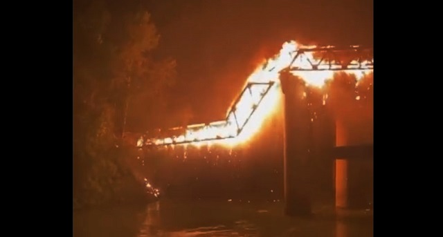 Огонь уничтожил часть старинного моста в Риме – видео