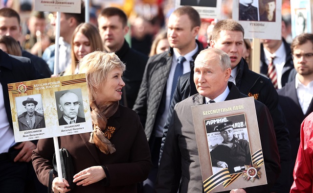 Путин присоединился к акции «Бессмертный полк» - видео