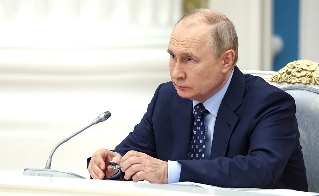 Президент России поручил обеспечить сохранение пособий на детей при увеличении доходов
