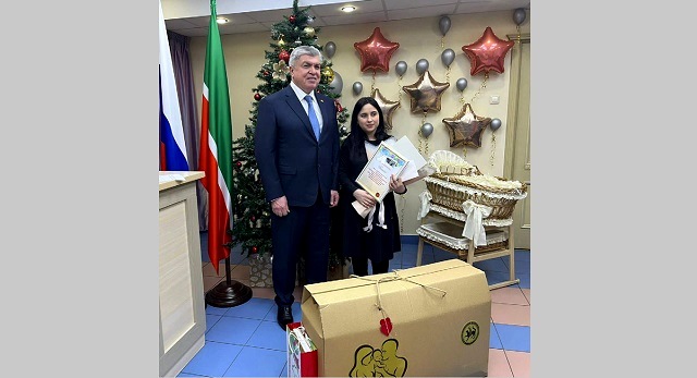 Магдеев вручил 100 000 рублей семье мобилизованного в связи с рождением дочери
