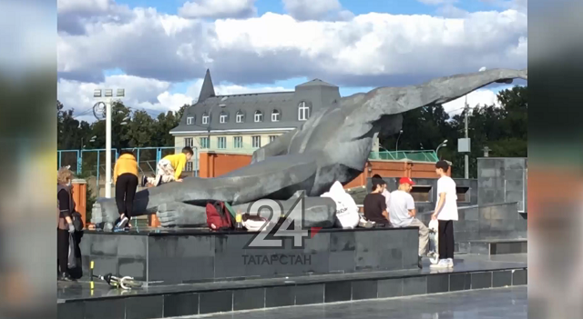 В Казани подростки организовали скейт-площадку у Вечного огня – видео