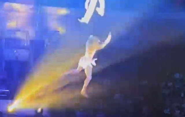 Циркта гимнаст кыз биш метр биеклектән егылып төшкән - видео