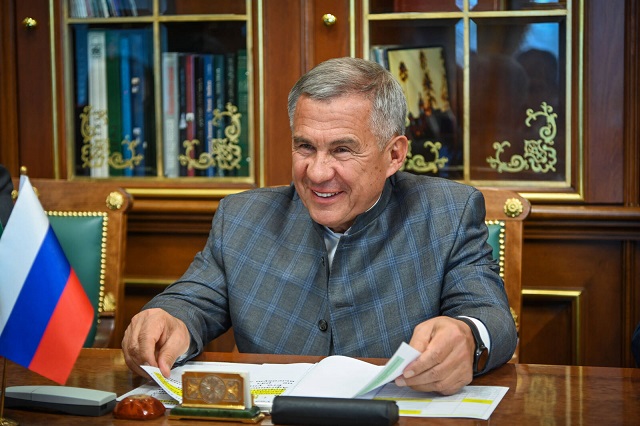 Минниханов поздравил педагогов Татарстана с Днем учителя