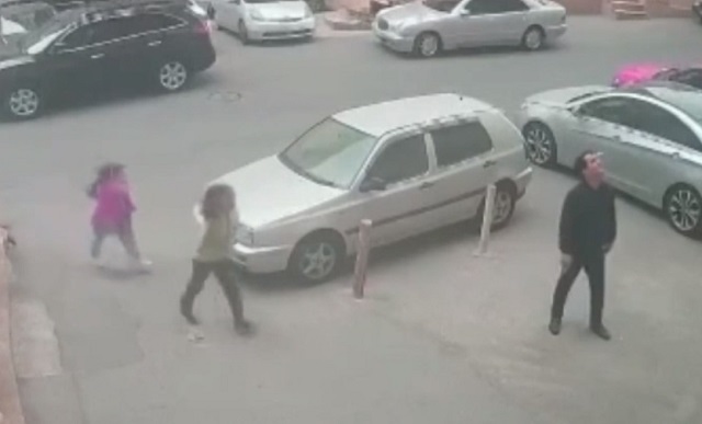 Попытка мужчины поймать выпавшую с 7 этажа девушку попала на видео