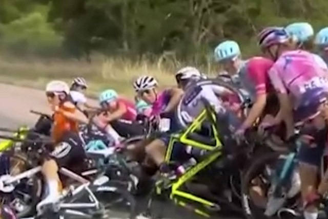 Массовая авария участниц «Тур де Франс» попала на видео
