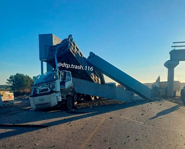 В Татарстане на трассе М7 грузовик снес строящийся пешеходный переход