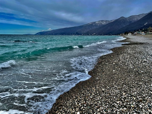«Дорогая прогулка»: в Абхазии за проход в купальнике вне пляжа придется выложить 6 000 рублей