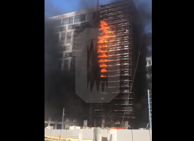 В соцсетях сообщили о крупном пожаре в одном из зданий ЖК West Garden – видео