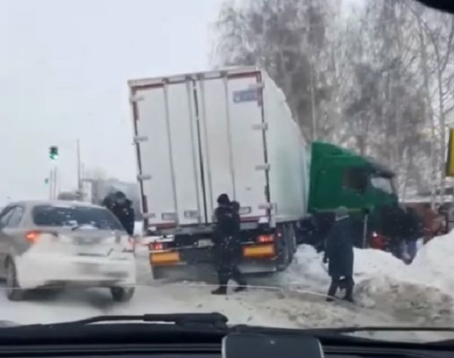 Водитель большегруза сбил пешехода в Читинской районе. ТАТПРЕССА новости Татарстана и Казани. Сбила фура размазало по всей дороге.